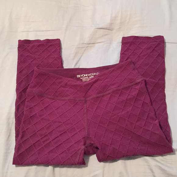 Beyond Yoga quilted mid-rise capri dark purple size M - Picture 2 of 3